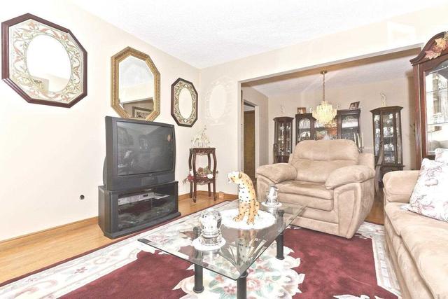 93 John Lindsay Crt, House semidetached with 3 bedrooms, 2 bathrooms and 5 parking in Toronto ON | Image 4