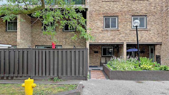 55 - 130 Ling Rd, Townhouse with 3 bedrooms, 2 bathrooms and 1 parking in Toronto ON | Image 12
