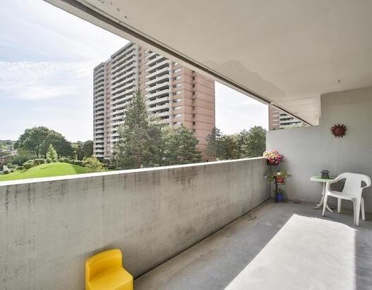 306 - 260 Scarlett Rd, Condo with 1 bedrooms, 1 bathrooms and 1 parking in Toronto ON | Image 2