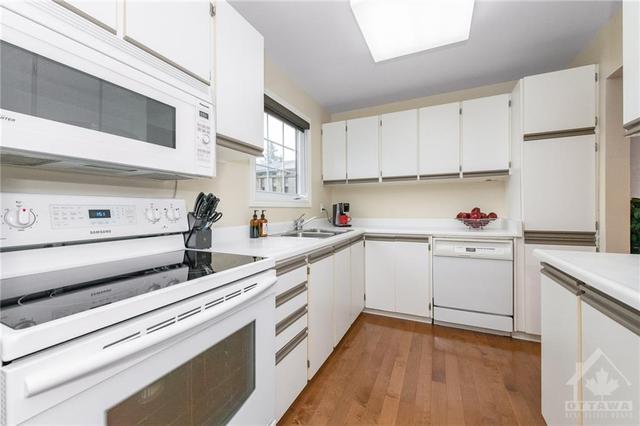 1521 Fisher Avenue, Townhouse with 3 bedrooms, 3 bathrooms and 1 parking in Ottawa ON | Image 12