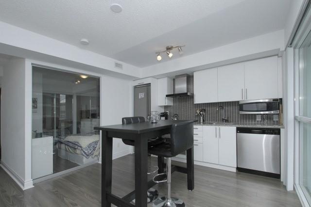 807 - 352 Front St W, Condo with 2 bedrooms, 2 bathrooms and 1 parking in Toronto ON | Image 4