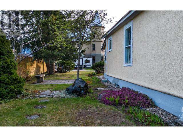 301 First Street E, House detached with 2 bedrooms, 1 bathrooms and 2 parking in Revelstoke BC | Image 11