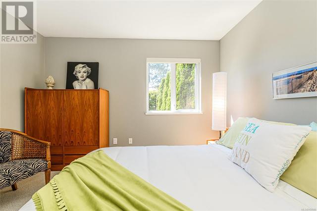 10364 Allbay Rd, House detached with 4 bedrooms, 3 bathrooms and 6 parking in Sidney BC | Image 20