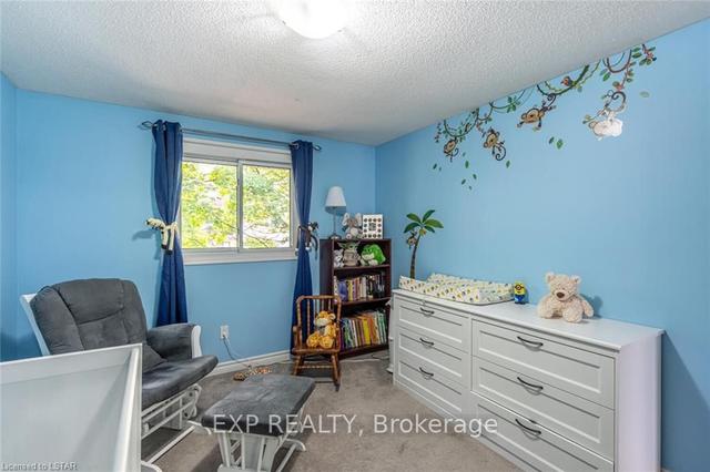 51 - 55 Ashley Cres, Townhouse with 3 bedrooms, 2 bathrooms and 2 parking in London ON | Image 3