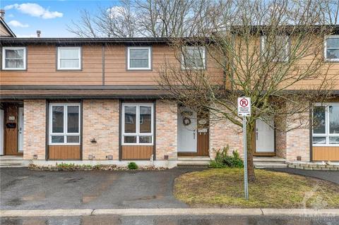 6244 Castille Court, Townhouse with 3 bedrooms, 2 bathrooms and 1 parking in Ottawa ON | Card Image