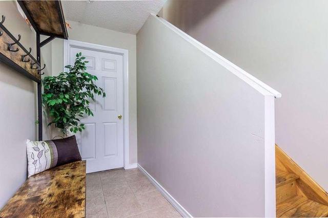 475 Bramalea Rd, Townhouse with 3 bedrooms, 1 bathrooms and 2 parking in Brampton ON | Image 2