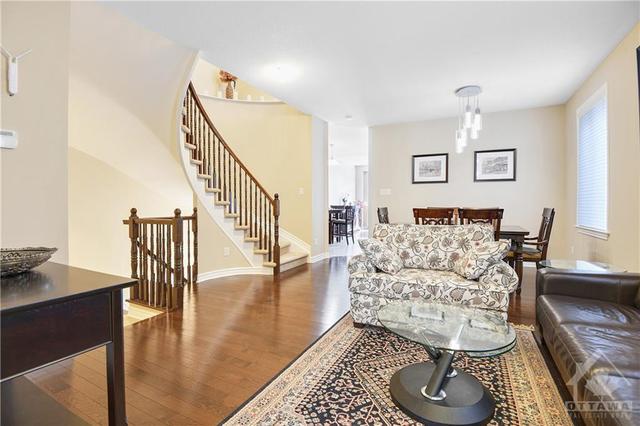 328 Gracewood Crescent, Home with 3 bedrooms, 3 bathrooms and 3 parking in Ottawa ON | Image 4