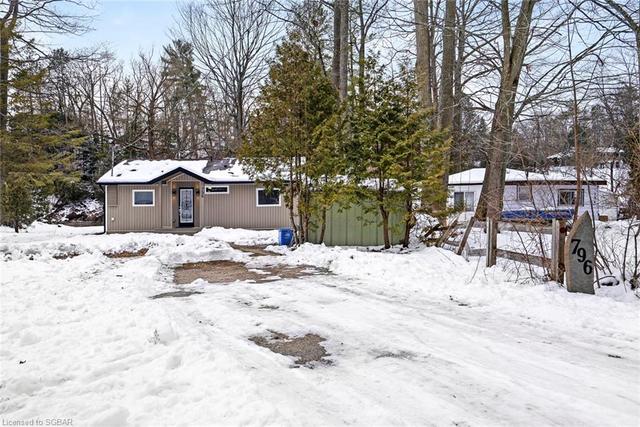 796 Oxbow Park Drive, House detached with 3 bedrooms, 1 bathrooms and null parking in Wasaga Beach ON | Image 2