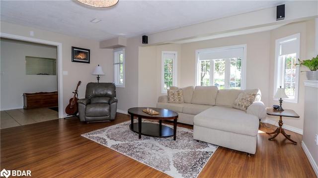 8 Ash Court, House detached with 4 bedrooms, 2 bathrooms and 8 parking in Oro Medonte ON | Image 6