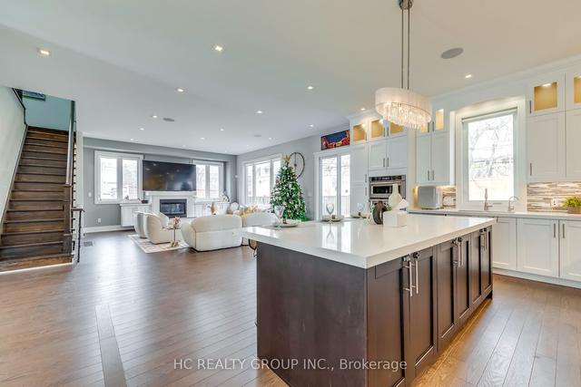 18 Ash Cres, House detached with 5 bedrooms, 6 bathrooms and 6 parking in Toronto ON | Image 4