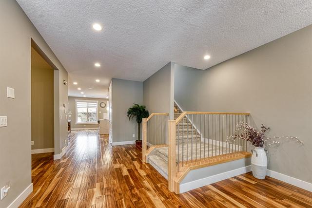 2009 20 Avenue Nw, House detached with 4 bedrooms, 3 bathrooms and 2 parking in Calgary AB | Image 2