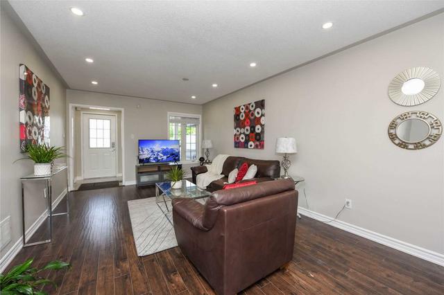 7401 Magistrate Terr, House attached with 3 bedrooms, 4 bathrooms and 4 parking in Mississauga ON | Image 2