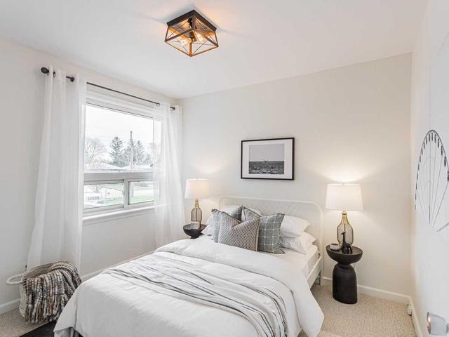 42 Jeffton Cres, House detached with 3 bedrooms, 2 bathrooms and 4 parking in Toronto ON | Image 4