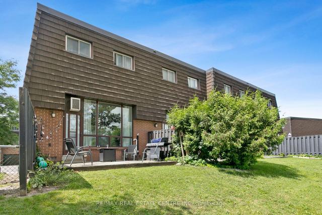 94 Darras Crt, Townhouse with 3 bedrooms, 2 bathrooms and 2 parking in Brampton ON | Image 31