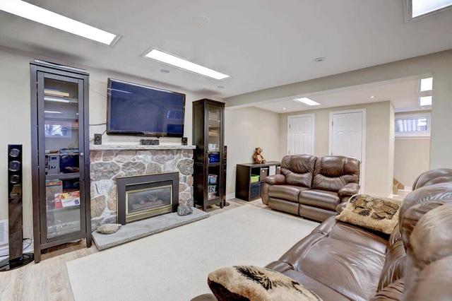 81 Decarie Circ, House detached with 3 bedrooms, 3 bathrooms and 6 parking in Toronto ON | Image 25