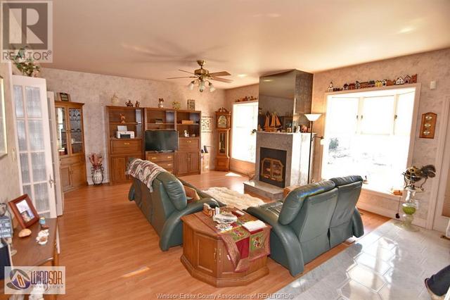 77 Willow Beach Road, House detached with 2 bedrooms, 1 bathrooms and null parking in Amherstburg ON | Image 34