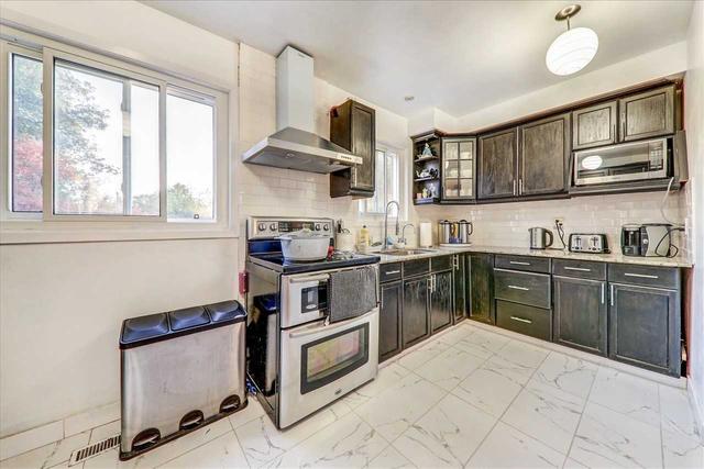 140 Magnolia Ave, House semidetached with 3 bedrooms, 3 bathrooms and 3 parking in Toronto ON | Image 3