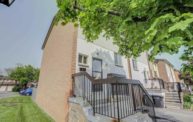 124 Baronwood Crt, Townhouse with 3 bedrooms, 2 bathrooms and 1 parking in Brampton ON | Image 1