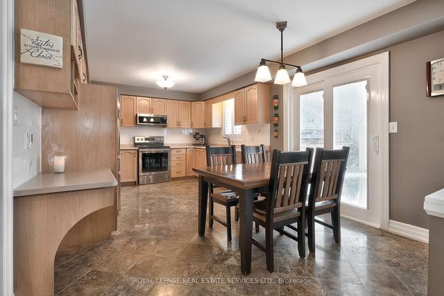 2215 Oakridge Cres, House detached with 4 bedrooms, 3 bathrooms and 5 parking in Burlington ON | Image 2