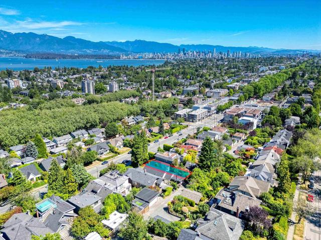 3858 W 10th Avenue, House detached with 2 bedrooms, 1 bathrooms and null parking in Vancouver BC | Image 1