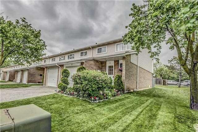 22 Enmount Dr, Townhouse with 3 bedrooms, 2 bathrooms and 1 parking in Brampton ON | Image 1