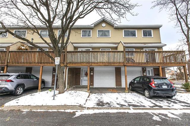 4 Esterlawn Private, Townhouse with 3 bedrooms, 2 bathrooms and 2 parking in Ottawa ON | Card Image
