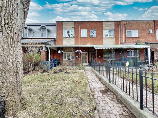 28 Fennings St, House attached with 3 bedrooms, 3 bathrooms and 2.5 parking in Toronto ON | Image 1