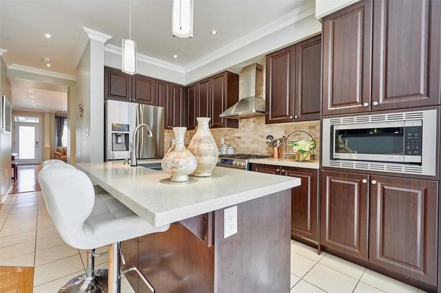 204 Harbord St, House attached with 4 bedrooms, 3 bathrooms and 2 parking in Markham ON | Image 2