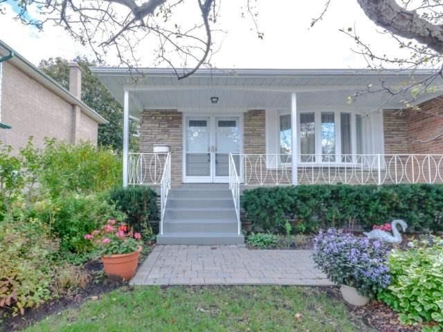 Upper - 292 Wellesworth Dr, House detached with 3 bedrooms, 1 bathrooms and 1 parking in Toronto ON | Image 2