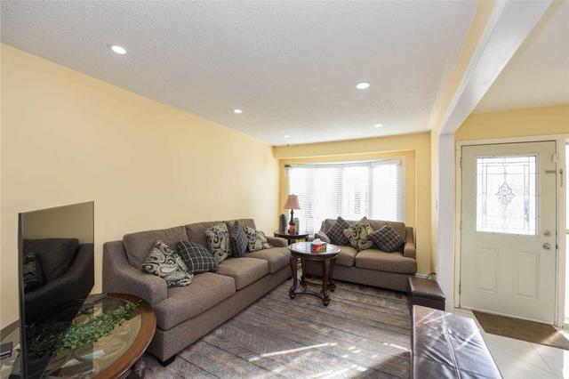 18 Crawford Dr, House semidetached with 3 bedrooms, 4 bathrooms and 3 parking in Brampton ON | Image 6