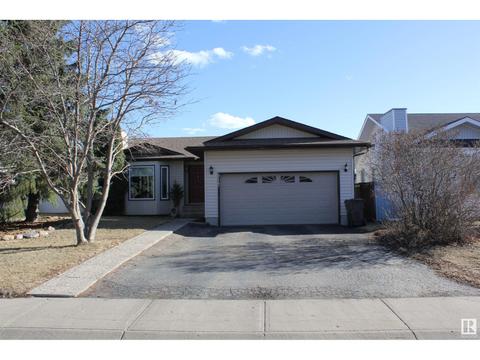 5117 58 Av, House detached with 4 bedrooms, 2 bathrooms and null parking in Elk Point AB | Card Image