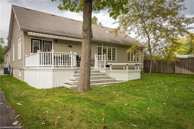 1077 Lakeshore Road, House detached with 4 bedrooms, 2 bathrooms and 8 parking in Sarnia ON | Image 20