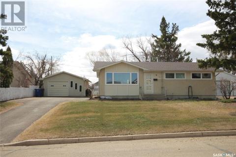 221 31st Street, House detached with 3 bedrooms, 2 bathrooms and null parking in Battleford SK | Card Image