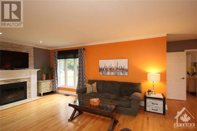 1760 Gage Crescent, House detached with 5 bedrooms, 2 bathrooms and 3 parking in Ottawa ON | Image 5