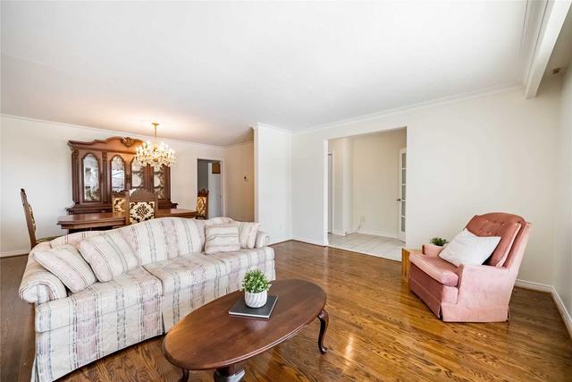 22 Bowhill Cres, House detached with 3 bedrooms, 2 bathrooms and 4 parking in Toronto ON | Image 2