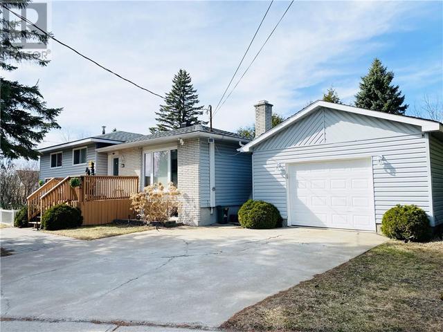 92 Newton Crescent, House detached with 3 bedrooms, 1 bathrooms and null parking in Greater Sudbury ON | Image 3