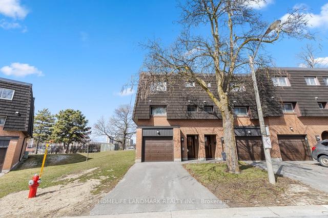 20 Darras Crt E, Townhouse with 3 bedrooms, 2 bathrooms and 2 parking in Brampton ON | Image 1