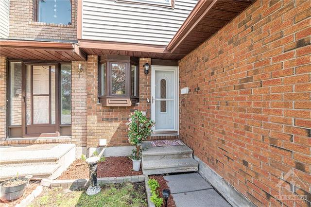 6400 Natalie Way, Townhouse with 3 bedrooms, 3 bathrooms and 2 parking in Ottawa ON | Image 2
