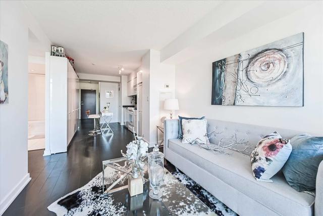 842a - 15 Iceboat Terr, Condo with 2 bedrooms, 1 bathrooms and 1 parking in Toronto ON | Image 2