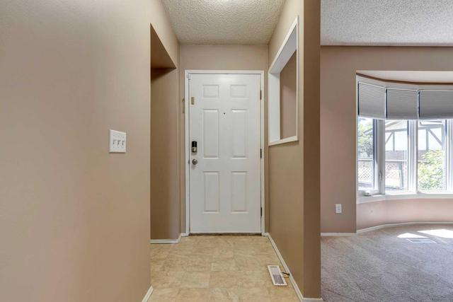 132 Woodford Drive Sw, House detached with 4 bedrooms, 2 bathrooms and 2 parking in Calgary AB | Image 13