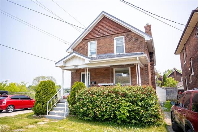 1095 2nd Avenue W, House detached with 3 bedrooms, 1 bathrooms and null parking in Owen Sound ON | Image 1
