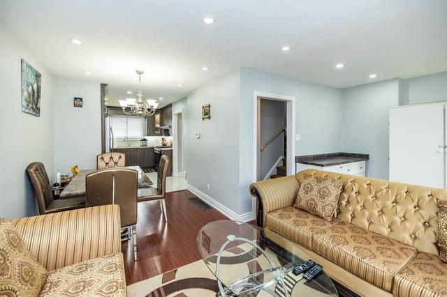 7302 Lancaster Ave, House semidetached with 4 bedrooms, 3 bathrooms and 6 parking in Mississauga ON | Image 3