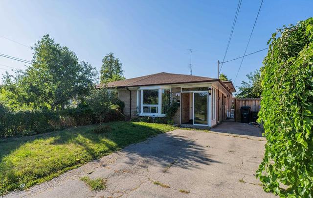 83 Gambello Cres, House semidetached with 3 bedrooms, 2 bathrooms and 5 parking in Toronto ON | Image 1