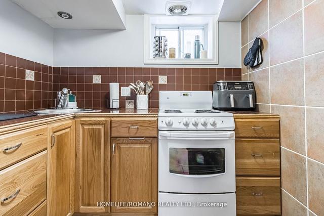 31 Gracefield Ave, House detached with 3 bedrooms, 2 bathrooms and 5 parking in Toronto ON | Image 22