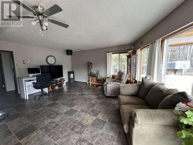 4789 Kitwanga Drive, House detached with 2 bedrooms, 1 bathrooms and null parking in Cariboo G BC | Image 3