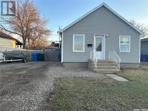 610 Fifth Street, House detached with 2 bedrooms, 1 bathrooms and null parking in Estevan SK | Card Image