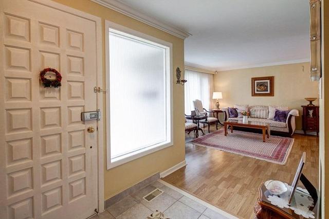 10 Oscar Crt, House detached with 3 bedrooms, 2 bathrooms and 4 parking in Toronto ON | Image 13