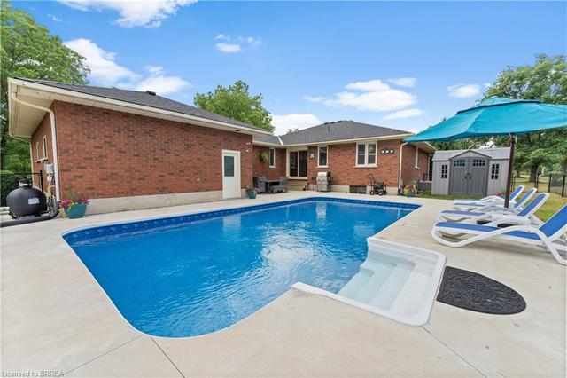 542 Paris Road, House detached with 4 bedrooms, 2 bathrooms and 17 parking in Brant ON | Image 38