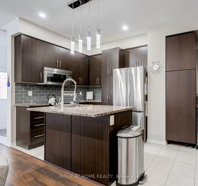 50 - 29 Coneflower Cres, Townhouse with 3 bedrooms, 4 bathrooms and 2 parking in Toronto ON | Image 2