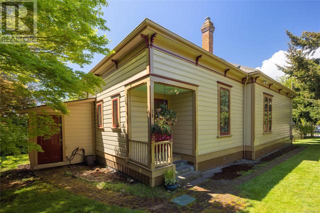 149 Rendall St, House detached with 3 bedrooms, 2 bathrooms and 2 parking in Victoria BC | Image 31